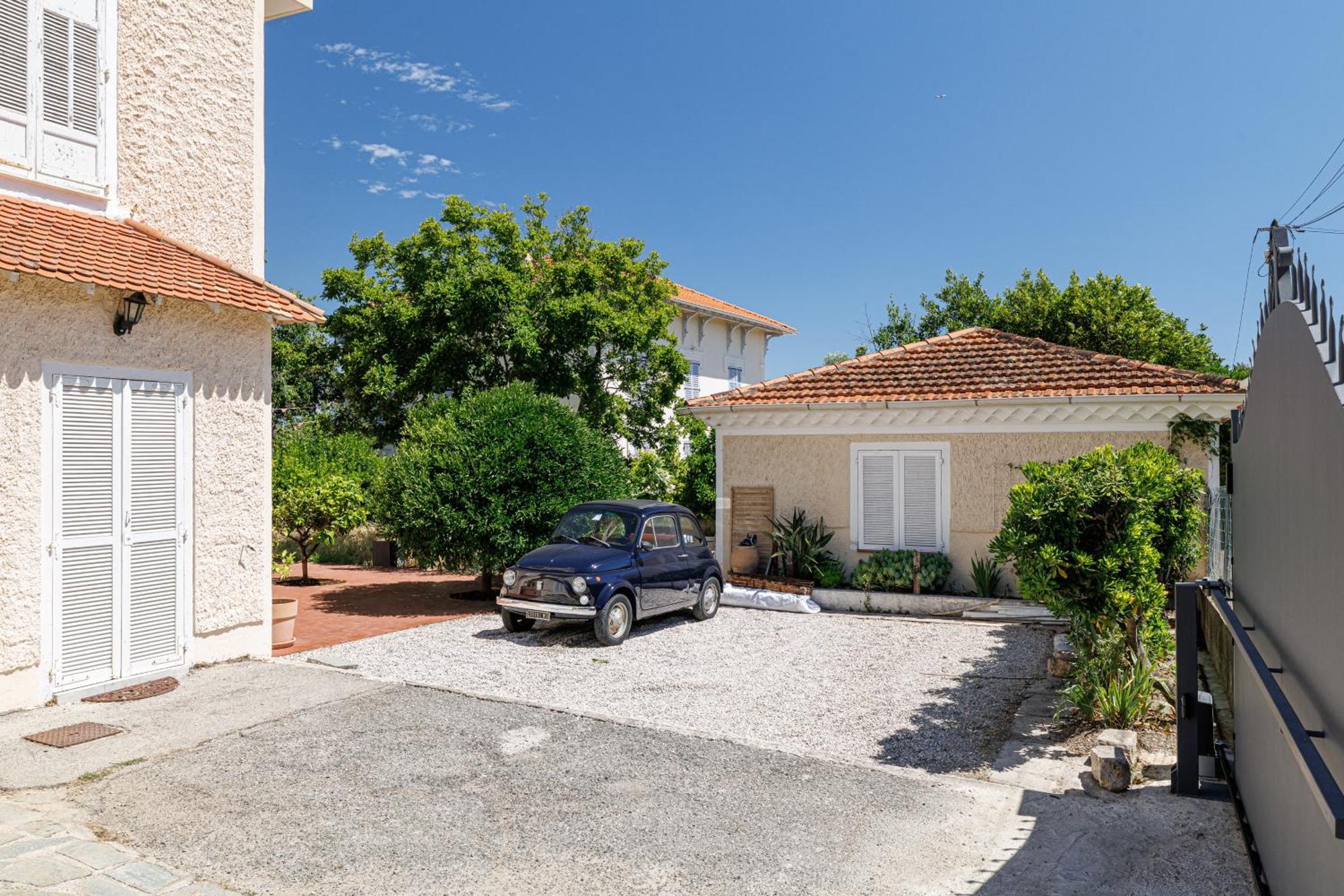 Duplex With View On The Cap D'antibes Antibes