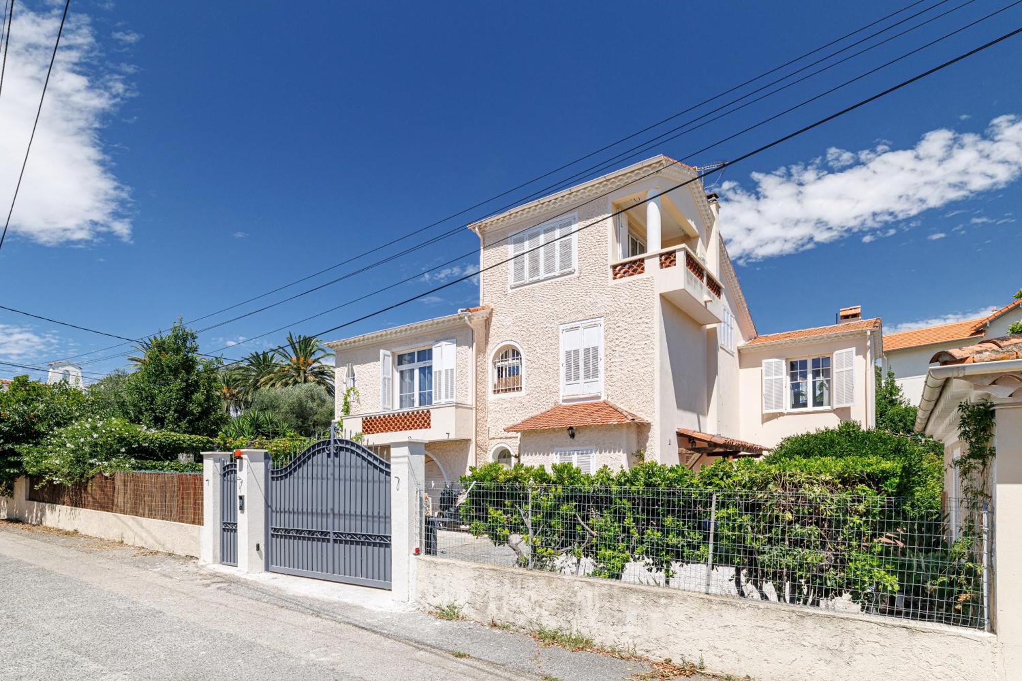 Duplex With View On The Cap D'antibes