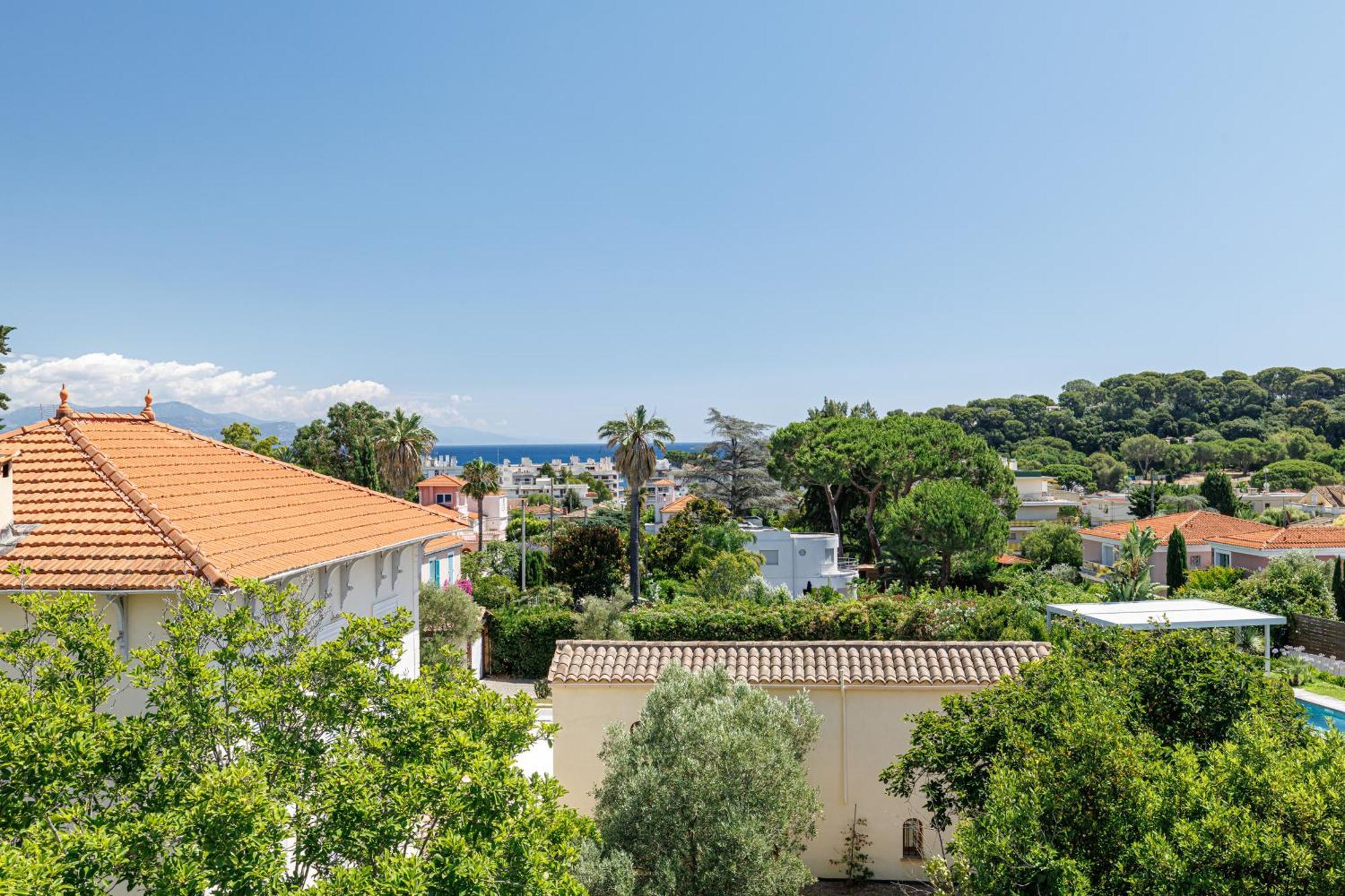 Duplex With View On The Cap D'antibes Apartment